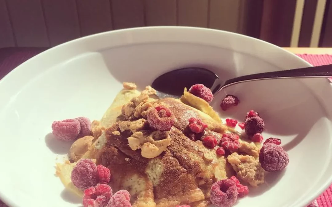 Late-Shift Brekky – Banana Pancakes Topped with Peanut Butter & Raspberries!